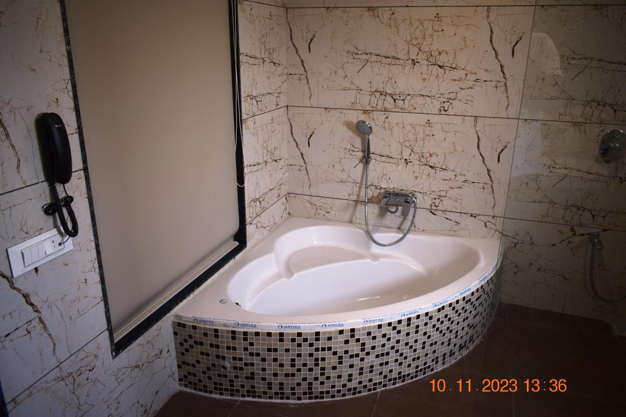 Leela Bizotel Junagadh Exteriör bild